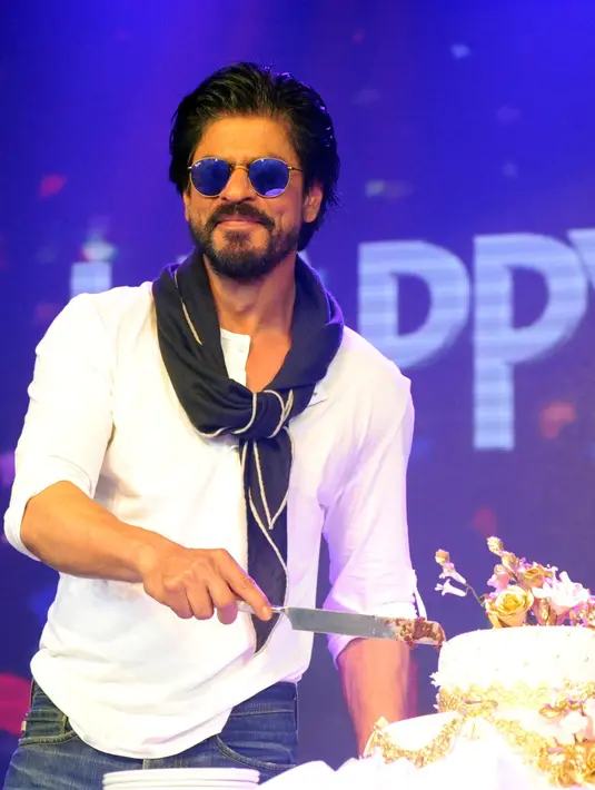 Di hari ulang tahunnya ia berkata hanya melambaikan tangan pada penggemar dan terus melambaikan tangan pada orang- orang yang menunggunya depan rumah. (AFP/Bintang.com)