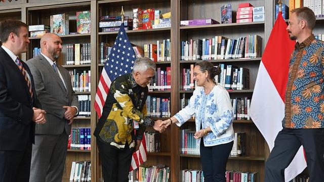Duta Besar AS Terpilih untuk Indonesia Kamala Lakhdhir dan Deputi Bidang Hukum dan Kerja Sama Badan Narkotika Nasional (BNN) Agus Irianto berjabat tangan pada kegiatan pada 30 Juli. (Dok. Budi Sudarmo/Kedubes AS Jakarta)