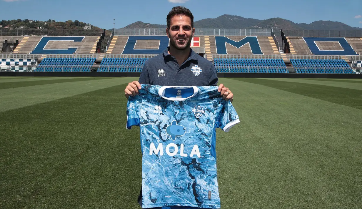 Cesc Fabregas saat diperkenalkan sebagai pemain anyar klub Serie B Liga Italia, Como 1907 di Giuseppe Sinigaglia Stadium, Como (1/8/2022). Cesc Fabregas pernah membela Arsenal selama 8 musim mulai 2003/2004 hingga 2010/2011 dan tampil dalam total 303 laga di semua ajang dengan torehan 57 gol dan 95 assist. Barcelona, Chelsea dan AS Monaco menjadi pelabuhan berikutnya hingga akhirnya pada musim 2022/2023 ia hijrah ke Serie B Liga Italia bersama Como. (comofootball.com)