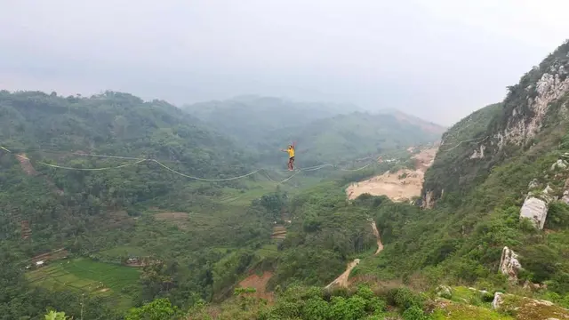 Gunung Hawu menjadi tempat petualangan panjat tebing. (Dok: IG @irfan_ncos https://www.instagram.com/p/B7lAybapGkH/?igsh=MTB1b2Z3NXVseDZkdw%3D%3D)
