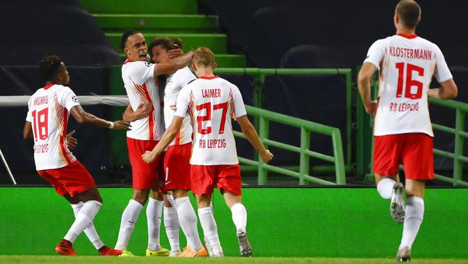 Pemain RB Leipzig, Dani Olmo (tengah) berselebrasi usai mencetak gol ke gawang Atletico Madrid pada perempat final Liga Champions di stadion Jose Alvalade di Lisbon, Portugal, Kamis, (13/8/2020). RB Leipzig menang tipis 2-1 dan melaju ke semifinal. (Lluis Gene/Pool Photo via AP)