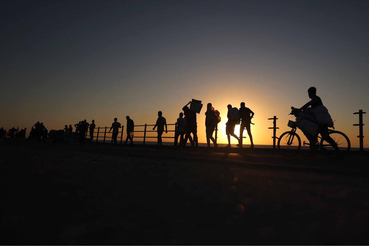 FOTO: Nestapa Warga Palestina Mengungsi di Tengah Gempuran Israel ke Kota Gaza