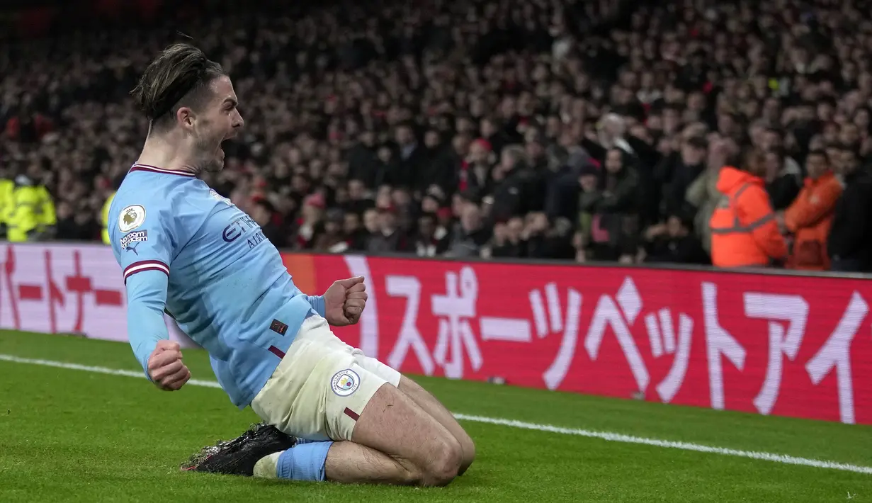 Pemain Manchester City, Jack Grealish melakukan selebrasi setelah mencetak gol kedua timnya ke gawang Arsenal pada laga pekan ke-23 Liga Inggris 2022/2023 yang berlangsung di Emirates Stadium, London, Kamis (16/02/2023) WIB. (AP Photo/Kin Cheung)