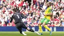 Kiper Manchester United David de Gea (kiri) menyelamatkan gawangnya dari tendangan pemain Norwich City Teemu Pukki pada pertandingan sepak bola Liga Inggris di Stadion Old Trafford, Manchester, Inggris 16 April 2022. Manchester United menang 3-2. (AP Photo/Jon Super)