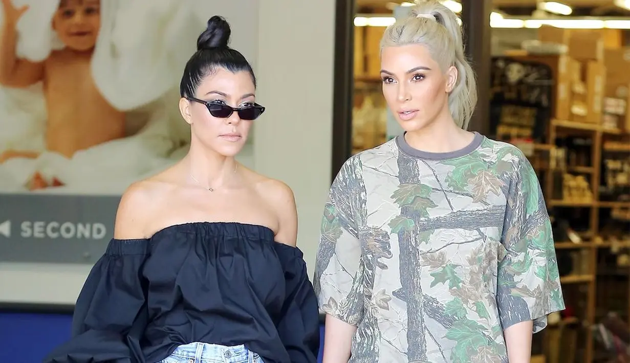 Kim Kardashian dan Kourtney Kardashian benar-benar bertengkar dalam episode Keeping Up with the Kardashian. (Harper's Bazaar)