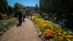 Sejumlah orang mengamati berbagai bunga dalam festival bunga tahunan Floriade di Canberra, Australia, pada 11 Oktober 2020. (Xinhua/Chu Chen)