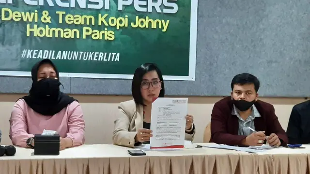 Tim kuasa hukum Hotman Paris, Putri Maya Rumanti (tengah) saat hadir di Kendari, membela Erlita.(Liputan6.com/Ahmad Akbar Fua)