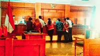 Kuasa hukum orangtua Anindya Helga dan kuasa hukum Kepala SMA Negeri 1 Semarang memeriksa dokumen di meja hakim PTUN. (foto: Liputan6.com/edhie prayitno ige)