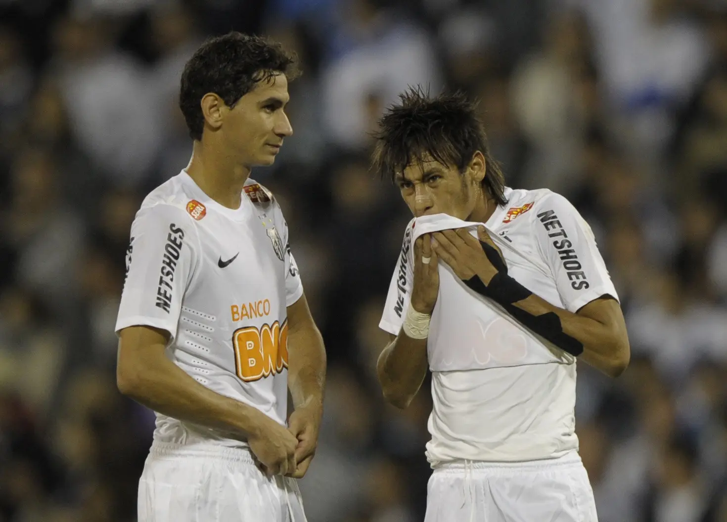 Neymar (kanan) bersama Ganso bersama Santos pada laga Piala Libertadores melawan Velez Sarsfield, Mei 2012. (AFP/Juan Mabromata)