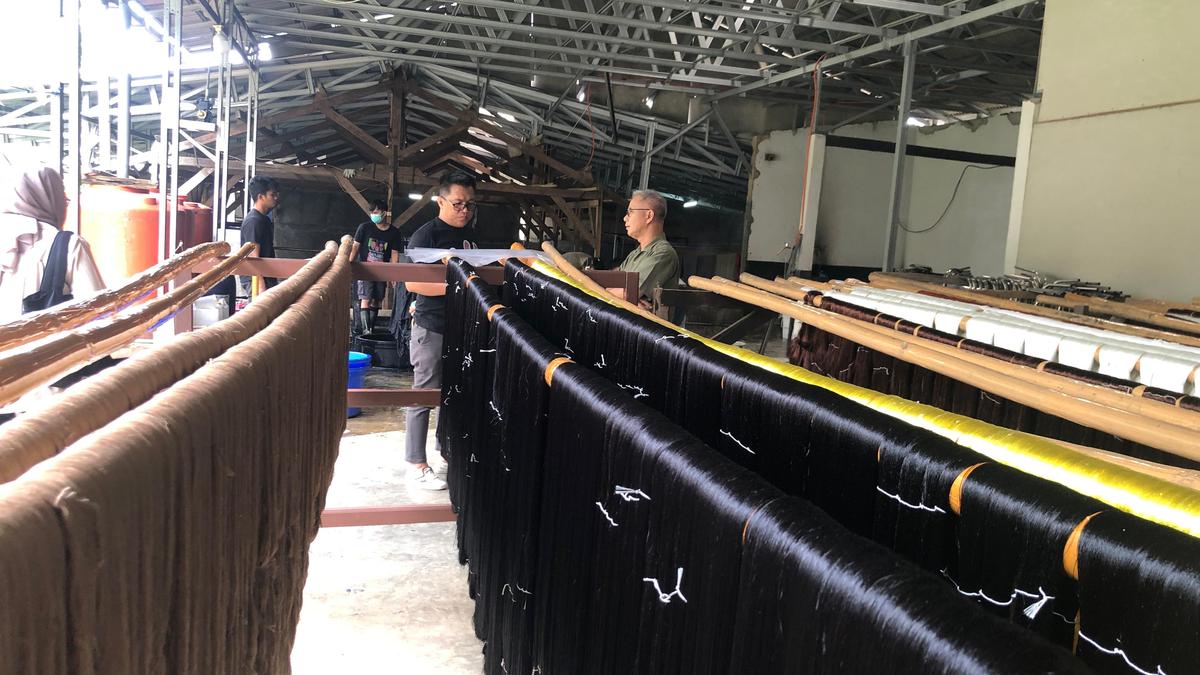 Dari Sukabumi ke Paris, Kisah Wignyo Desainer Kain Tenun Langganan SBY