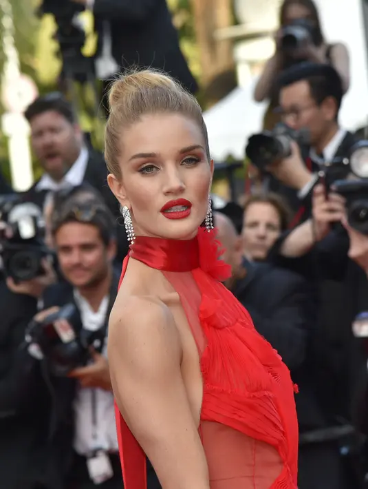 Rosie Huntington-Whiteley, cantik, tubuh seksi dan tinggi semampai dan dirinya memiliki bibir yang super seksi. Rosie adalah salah satu model jebolan Victorias Secrets ini sukses didunia hiburan dan membintangi film 'Transformers'. (AFP/Bintang.com)
