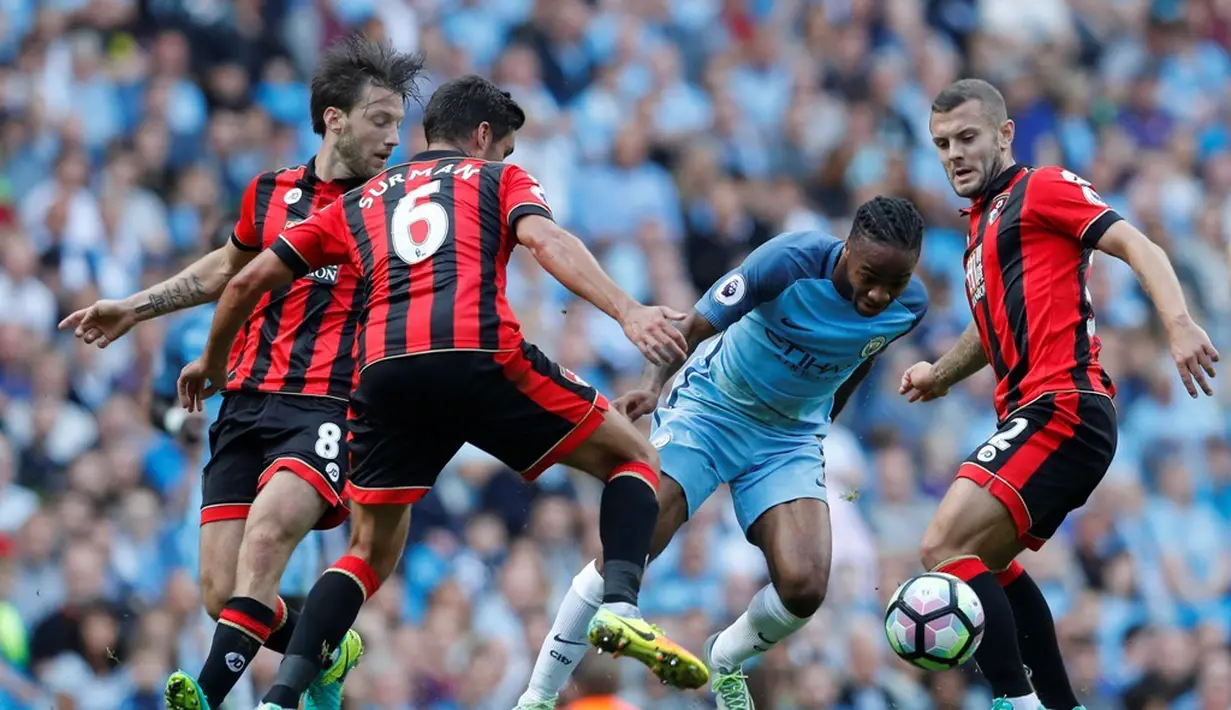 Pemain Manchester City, Raheem Sterling, dikepung pemain Bournemouth dalam laga pekan kelima Premier League di Stadion Etihad, Sabtu (17/9/2016) malam WIB. (Action Images via Reuters/Carl Recine)