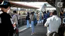 Sejumlah penumpang bersiap menaiki rangkaian KRL di Stasiun Tanah Abang, Jakarta, Sabtu (19/9/2020). Jam operasional KRL berubah mulai hari ini, Sabtu (19/9/2020). Hal ini sehubungan dengan pemberlakuan Pembatasan Sosial Berskala Besar (PSBB) di wilayah DKI Jakarta. (Liputan6.com/Faizal Fanani)