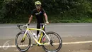 Pebalap sepeda, M Fadli berpose di sela-sela latihan di kawasan Puncak Cianjur, Bogor, Kamis (23/2). Di Asia Paracycling 2017, M Fadli akan turun di kelas C4 atau kategori cacat kaki di bawah lutut. (Liputan6.com/Helmi Fithriansyah)