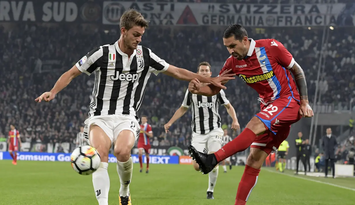 Pemain Spal, Marco Boriello (kanan) melepaskan tembakan melewati adangan pemain Juventus pada lanjutan Serie A di Allianz Stadium, Turin, (25/10/2017). Juventus menang 4-1. (AFP/Miguel Medina)