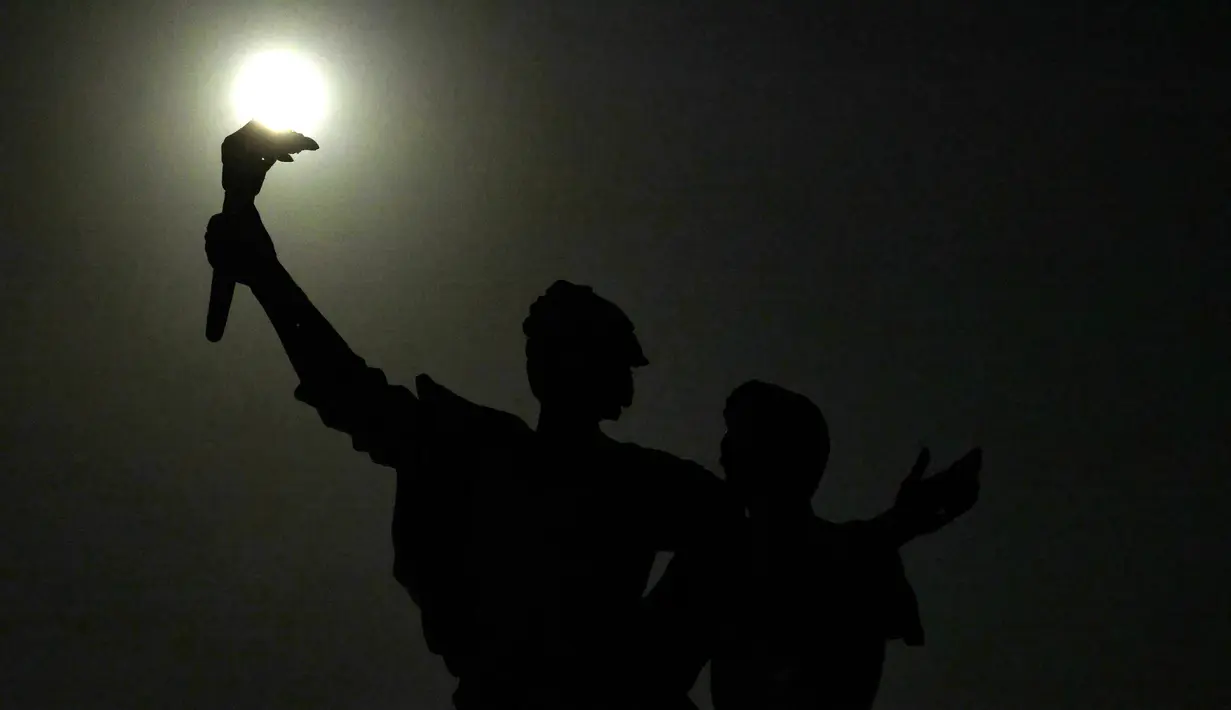 <p>Bulan purnama penuh 'Buck' muncul di atas Patung Martir yang terkenal di Beirut di pusat kota ibu kota Lebanon, pada Rabu (13/7/2022). Bulan Purnama dikenal sebagai Buck Moon dan juga Supermoon. Fenomena tersebut hanya terjadi setiap 9 tahun sekali, dan terakhir kali muncul pada 2013 lalu. (JOSEPH EID / AFP)</p>