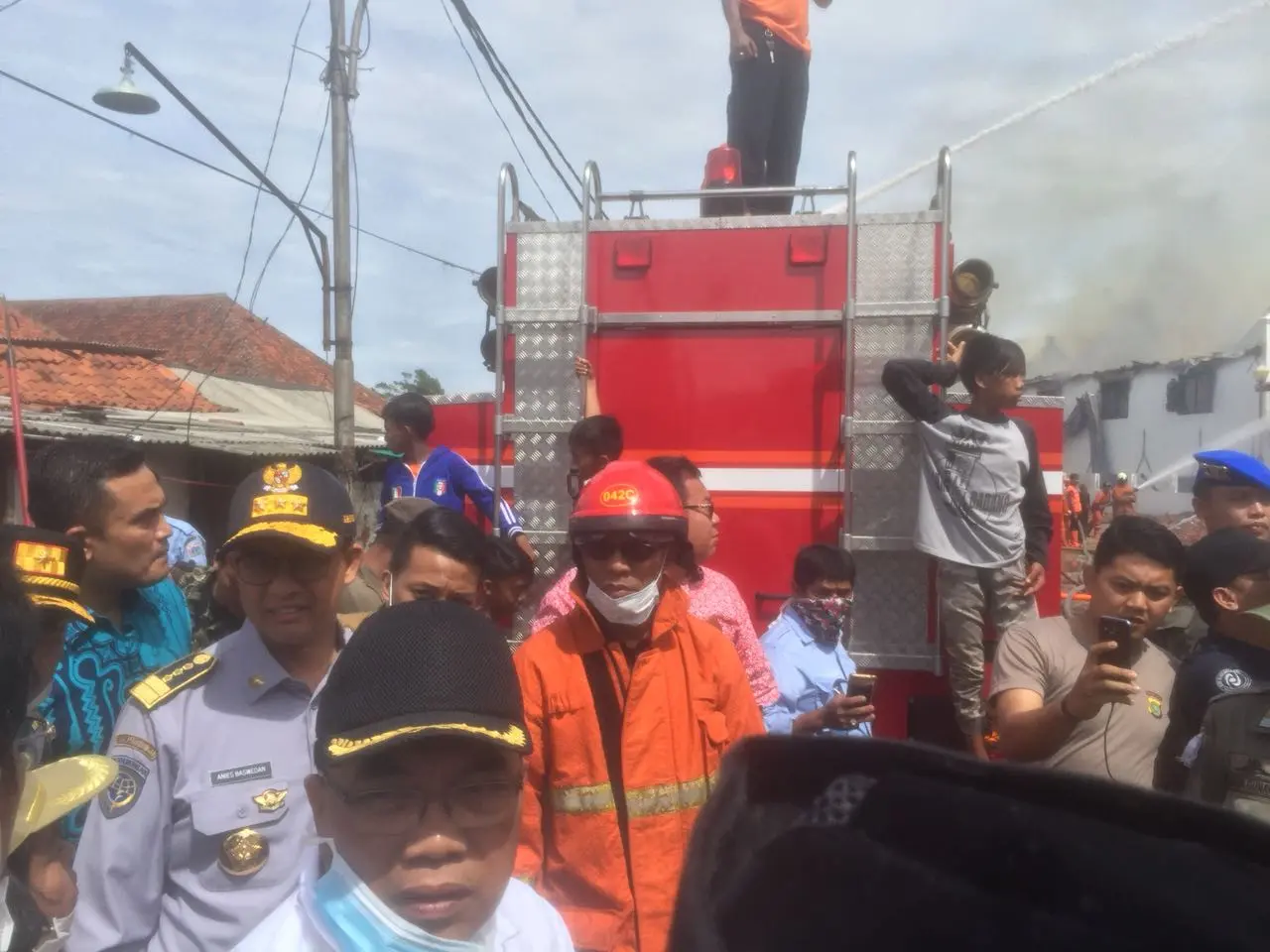 Gubernur DKI Jakarta Anies Baswedan meninjau lokasi kebakaran di Museum Bahari (Liputan6.com/Delvira)