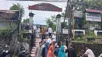 Sejumlah peziarah mendatangi kompleks pemakaman di Kelurahan Mahakeret Timur, Kecamatan Wenang, Kota Manado, Sulut, pada Senin (31/3/2025).