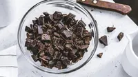 Konsumsi cokelat hitam dapat mengurangi risiko penuaan serta akan menjaga kulit tetap awet muda. (Foto: Unsplash.com/Dovile Ramoskaite)