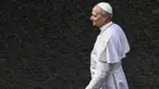 Paus Leo XIV berjalan di Vatikan sebelum doa Regina Caeli, pada 11 Mei 2025. (Filippo MONTEFORTE/AFP)