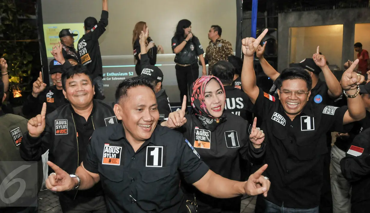 Relawan pasangan Cagub DKI Agus-Sylvi berjoget dangdut di Wisma Proklamasi, Jakarta, Jumat (27/1). Tim Pemenangan AHY-Sylvi menggelar nonton bareng debat Cagub DKI 2017. (Liputan6.com/Yoppy Renato)