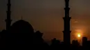 Pemandangan gerhana matahari parsial di belakang Masjid Wilayah di Kuala Lumpur, Rabu (9/3/2016). Selain Indonesia, fenomena  gerhana matahari juga melintasi beberapa negara meski tak sepenuhnya total. (MANAN Vatsyayana/AFP)