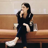 Dalam berpenampilan, Maudy Ayunda memang tak pernah tampil berlebihan. Gayanya yang kasual selalu berhasil memikat kaum  lelaki. Terutama soal rambutnya, yang juga sangat sederhana namun tetap memesona. (Instagram/maudyayunda)
