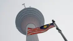 Bendera Malaysia berkibar di bawah Kuala Lumpur Tower saat kabut asap menyelimuti Kuala Lumpur, Malaysia, Rabu (18/9/2019). Badan Meteorologi Klimatologi dan Geofisika (BMKG) mendeteksi sebaran asap akibat kebakaran hutan dan lahan di Sumatra mencapai Malaysia dan Singapura. (AP Photo/Vincent Thian)