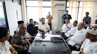 Mantan ketua PSSI, LaNyalla Mahmud Mattalitti (kanan) mendaftarkan diri sebagai calon Ketua Umum Pengurus Besar Muay Thai Indonesia (PBMI) untuk periode 2022-2026