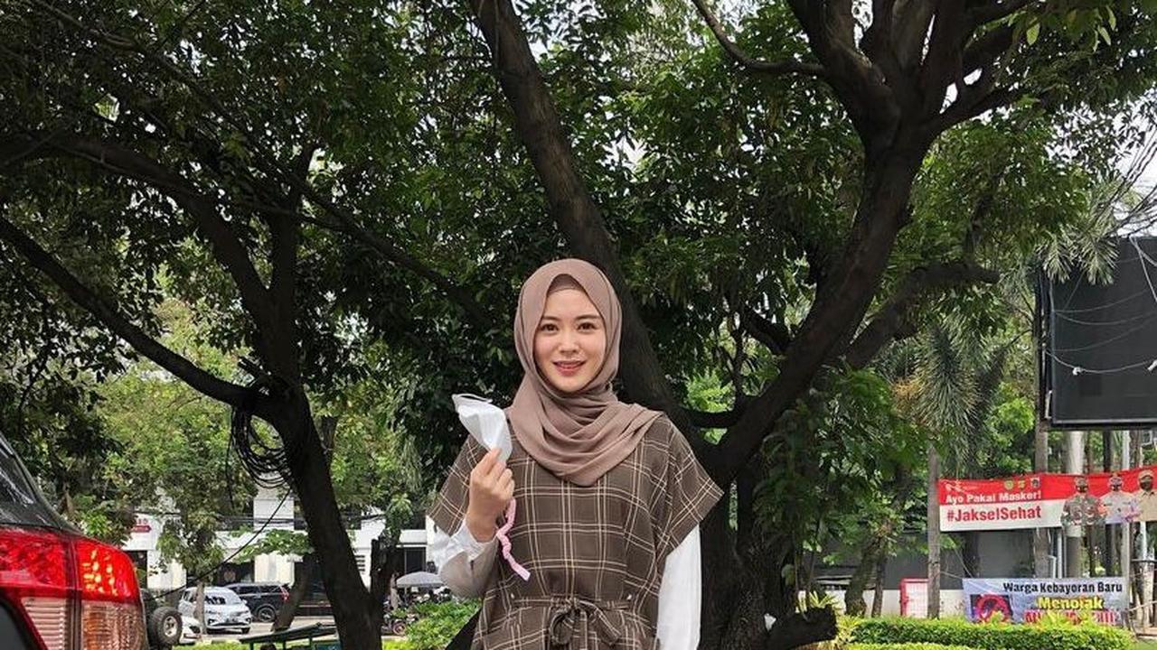 11 Ide Style Korea Hijab Remaja 2021, Ayana Moon-Bianca Kartika