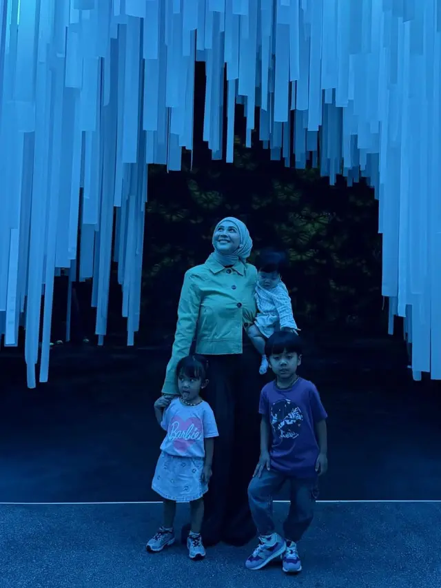 Keseruan Kesha Ratuliu liburan ke Singapura bersama ketiga anaknya. [@kesharatuliu05]