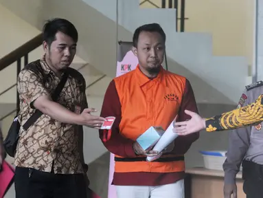 Direktur PT Navy Arsa Sejahtera, Mujib Mustofa (tengah) berjalan keluar usai menjalani pemeriksaan oleh penyidik di Gedung KPK, Jakarta, Jumat (22/11/2019). Mujib diperiksa sebagai tersangka dalam kasus suap kuota impor ikan tahun 2019. (merdeka.com/Dwi Narwoko)