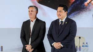 Pelatih anyar Timnas Indonesia, John Herdman, bersama Ketua Umum PSSI, Erick Thohir. (Bola.com/Bagaskara Lazuardi)