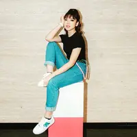 Celana jeans adalah pakaian yang wajib ada di dalam lemarimu. Kamu dapat menggunakan celana jeans untuk acara apa saja dan dimana saja. (instagram/tiaraandini)