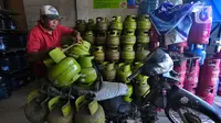 Pekerja menyusun Gas 3 kilo di Pangkalan Elpiji 3 kilo di Jalan Munawarman, Ciputat, Tangerang Selatan, Banten, Senin (16/1/2023). Sejumlah pekerja pangkalan elpiji belum mengetahui uji coba pembelian elpiji subsidi menggunakan KTP. Sejauh ini, Kementerian ESDM bersama Pertamina masih melakukan uji coba pembelian elpiji 3 kg dengan menunjukkan KTP di lima kecamatan, yakni Cipondoh di Kota Tangerang, Ciputat di Tangerang Selatan, Ngaliyan di Semarang, Batu Ampar di Batam, dan Kecamatan Mataram di Mataram. (merdeka.com/Arie Basuki)