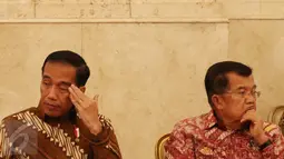 Presiden Joko Widodo (Jokowi) bersama Wakil Presiden Jusuf Kalla menggelar Sidang Kabinet Paripurna di Istana Negara, Jakarta Pusat, Rabu (15/3). Sidang Kabinet membahas peningkatan peringkat easy of doing business (EODB) 2018. (Liputan6.com/Angga Yuniar)