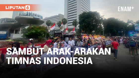 VIDEO: Ratusan orang Padati Kawasan Bunderan HI Sambut Arak-Arakan Timnas Indonesia di SEA Games 2023
