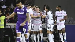 Para pemain Juventus merayakan gol yang dicetak oleh Fabio Miretti ke gawang Fiorentina pada laga Liga Italia di Stadion Artemio Franchi, Senin (06/11/2023). Satu-satunya gol di laga ini diciptakan oleh Fabio Miretti. (LaPresse via AP/Massimo Paolone)