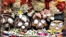 Tengkorak manusia yang dihias selama Festival Natitas di pemakaman La Paz, Bolivia, 8 November 2018. Festival ini adalah ritual mengerikan di mana tengkorak manusia (natitas) dibawa ke pemakaman La Paz untuk dihormati oleh ribuan orang. (AIZAR RALDES/AFP)