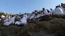 Jemaah haji dari seluruh dunia mengunjungi Jabal Rahmah menjelang Wukuf di Padang Arafah, Makkah, Arab Saudi, Sabtu (10/8/2019). Pada saat Wukuf para jamaah dianjurkan berdiam diri, berdoa dan banyak membaca ayat suci Al Quran. (FETHI BELAID / AFP)