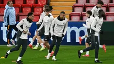 Gelandang Real Madrid Kylian Mbappe (tengah) saat sesi latihan bersama rekan setimnya di Stadion Anfield, Liverpool, Inggris, pada 26 November 2024. (Paul ELLIS/AFP)