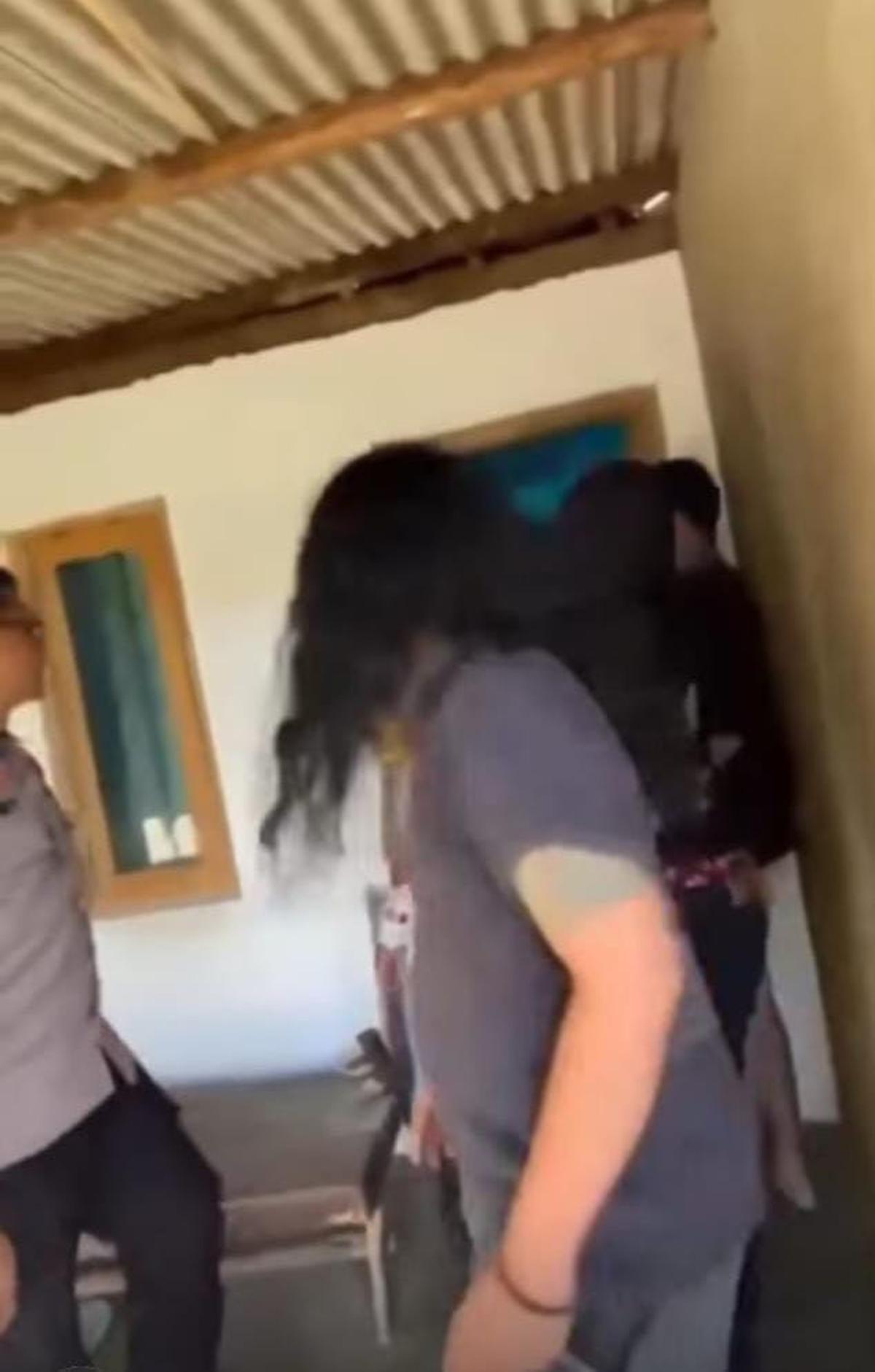 Penangkapan debt collector pelaku pelecehan nasabah di Purworejo. (tangkapan layar media sosial).