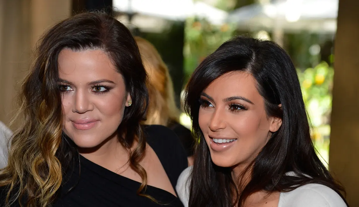 Usai berminggu-minggu keluarga Kardashian bungkam, Kim pun buka suara soal Khloe Kardashian yan diselingkuhi saat hamil. (Huffington Post)