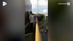 Paramedis bernama Richard Parra berhasil menggagalkan aksi bunuh diri yang dilakukan seorang pria di jembatan layang Puente de los Mil Dias di Cali, Kolombia.