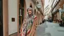 Padu padan rain coat dan plisket skirt juga tak kalah menarik. Tambahkan scarf motif agar membuat penampilanmu makin stand out. (FOTO: Instagram.com/Zaskiasungar15).