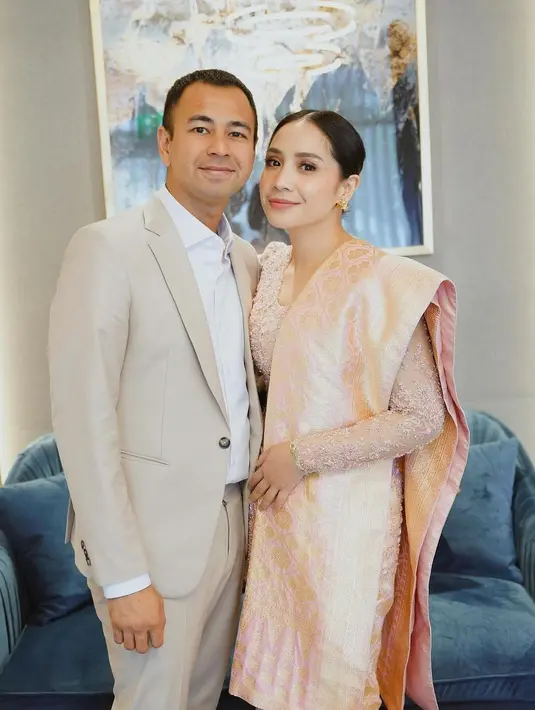 Nagita juga tampak tak menambahkan banyak aksesori berlebihan, ia hanya mengenakan anting emas dan cincin. [Foto: Instagram/pecintaladygigi]