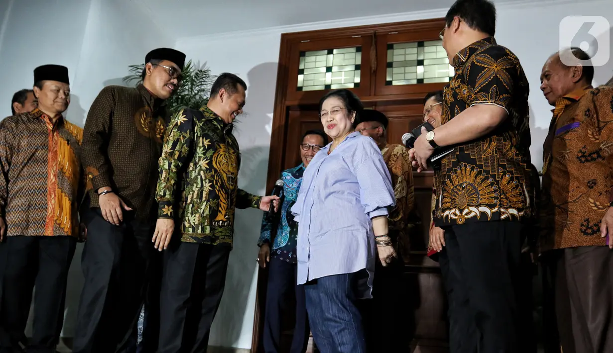 Ketua MPR Bambang Soesatyo (kiri) bersama Pimpinan MPR menemui Presiden ke-5 RI Megawati Soekarnoputri di kawasan Menteng, Jakarta, Kamis (10/10/2019). MPR mengundang Megawati untuk hadir dalam pelantikan Presiden Joko Widodo dan Wapres Mar'uf Amin 20 Oktober mendatang. (Liputan6.com/Johan Tallo)