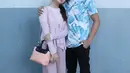 Kedua pasangan selebriti Cassandra Lee dan Randy Martin juga ikut meramaikan acara HUT Indonesia ke 71. Cassandra dan Randi memilih turut serta lomba makan kerupuk. (Nurwahyunan/Bintang.com)