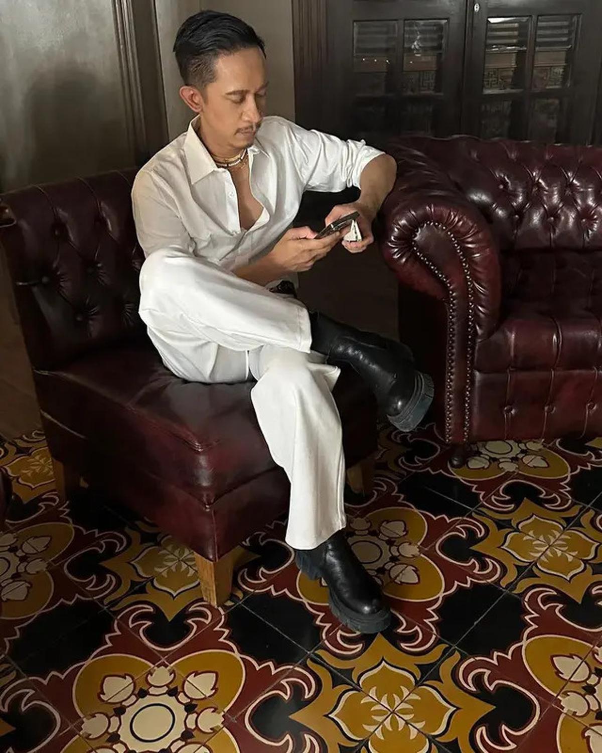 Tampilan lainnya, Aming terlihat gagah dalam outfit serba putih.