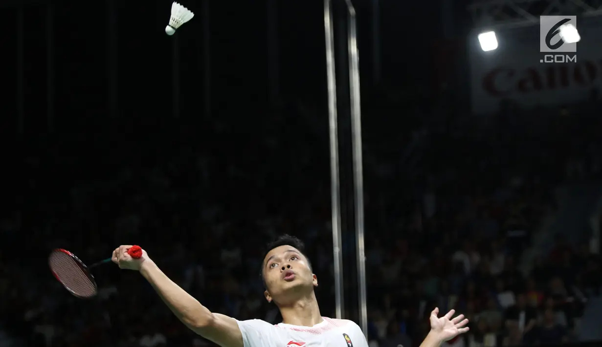 Tunggal putra Indonesia, Anthony Sinisuka Ginting bersiap mengembalikan kok ke arah pemain Jepang, Kento Momota pada semifinal Bulutangkis Beregu Putra Asian Games 2018 di Jakarta, Selasa (21/8). (Liputan6.com/Helmi Fithriansyah)